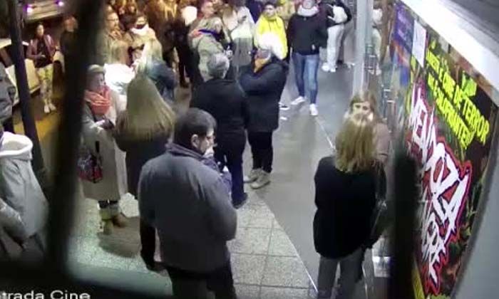 Tiyatro için sıra bekleyenlerin arasına araç daldı: 23 yaralı