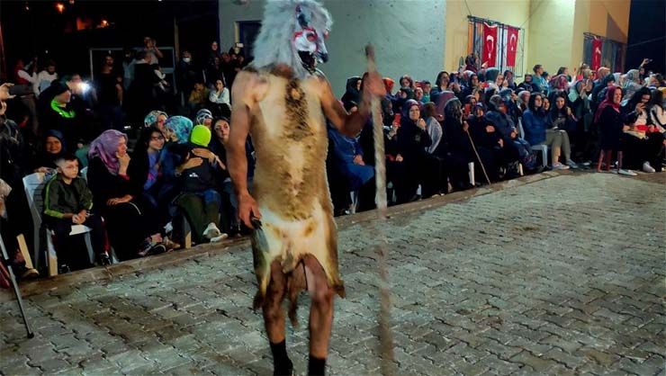 Bursa’da 200 yıldır süren ilginç gelenek: Kestikleri kurbanın derilerini giyiyorlar