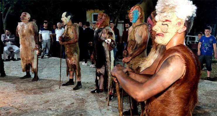 Bursa’da 200 yıldır süren ilginç gelenek: Kestikleri kurbanın derilerini giyiyorlar