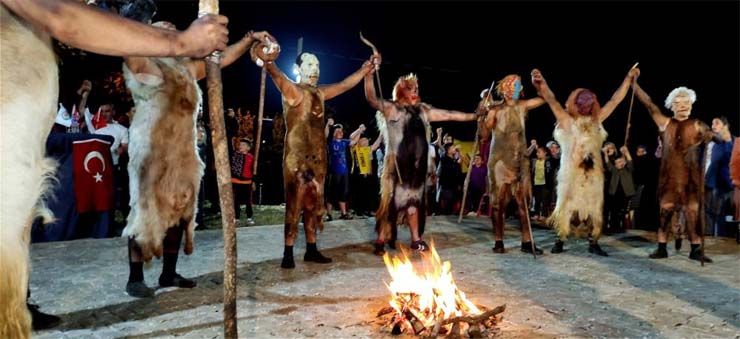 Bursa’da 200 yıldır süren ilginç gelenek: Kestikleri kurbanın derilerini giyiyorlar
