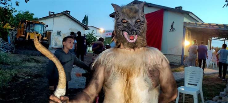 Bursa’da 200 yıldır süren ilginç gelenek: Kestikleri kurbanın derilerini giyiyorlar