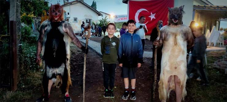 Bursa’da 200 yıldır süren ilginç gelenek: Kestikleri kurbanın derilerini giyiyorlar