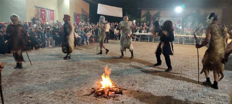 Bursa’da 200 yıldır süren ilginç gelenek: Kestikleri kurbanın derilerini giyiyorlar
