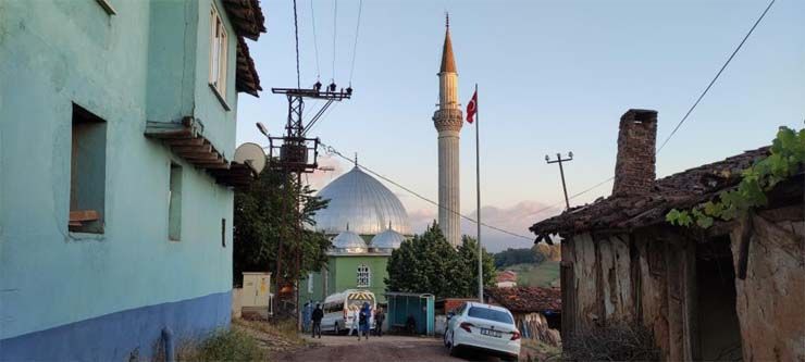 Bursa’da 200 yıldır süren ilginç gelenek: Kestikleri kurbanın derilerini giyiyorlar