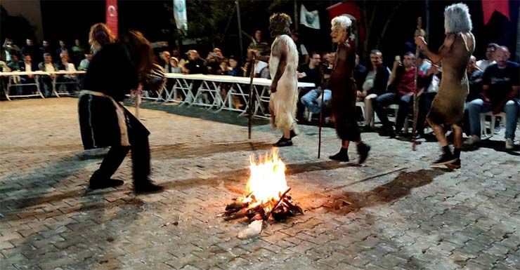 Bursa’da 200 yıldır süren ilginç gelenek: Kestikleri kurbanın derilerini giyiyorlar