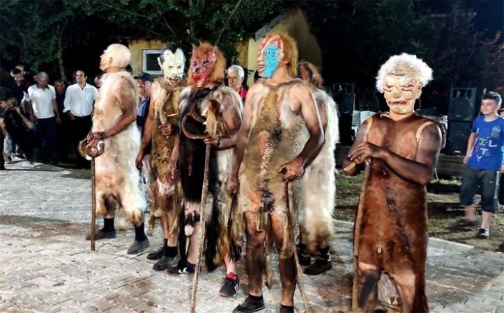 Bursa’da 200 yıldır süren ilginç gelenek: Kestikleri kurbanın derilerini giyiyorlar