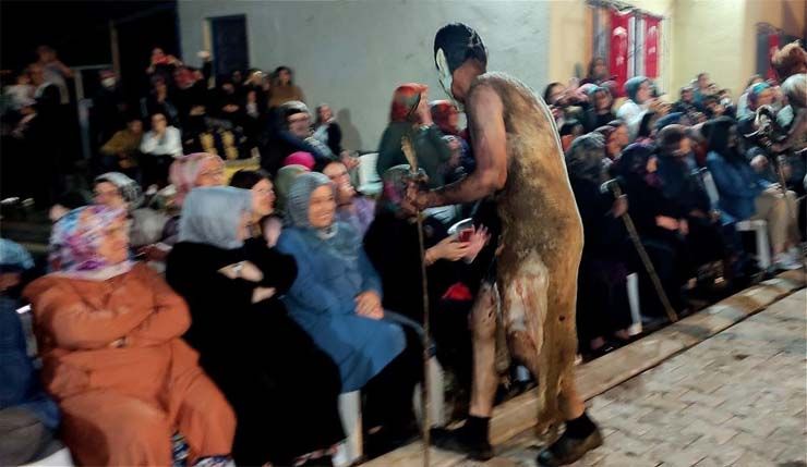 Bursa’da 200 yıldır süren ilginç gelenek: Kestikleri kurbanın derilerini giyiyorlar