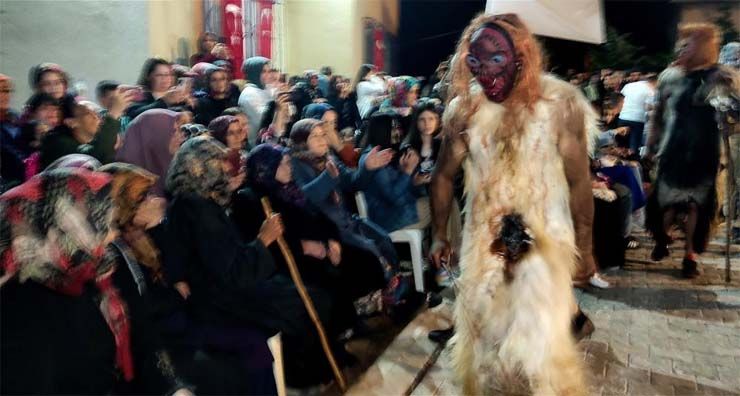 Bursa’da 200 yıldır süren ilginç gelenek: Kestikleri kurbanın derilerini giyiyorlar