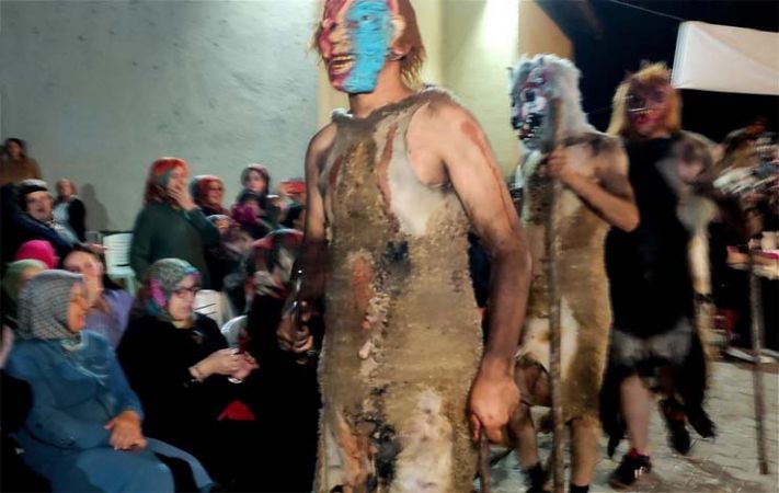 Bursa’da 200 yıldır süren ilginç gelenek: Kestikleri kurbanın derilerini giyiyorlar