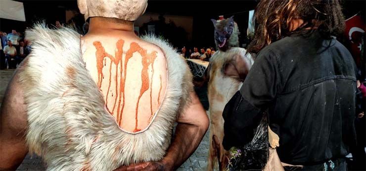 Bursa’da 200 yıldır süren ilginç gelenek: Kestikleri kurbanın derilerini giyiyorlar