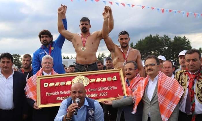 Kırkpınar Başpehlivanı Cengiz Şimşek, Yapraklı Yağlı Güreşleri’ne de damgasını vurdu