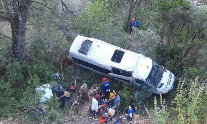 Tur minibüsü uçuruma yuvarlandı: 18 yaralı