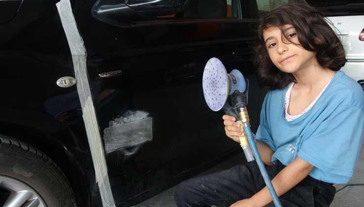 9 yaşındaki kaportacı kız görenleri şaşırttı: ‘Tamir eşyaları bana oyuncak gibi geliyor’