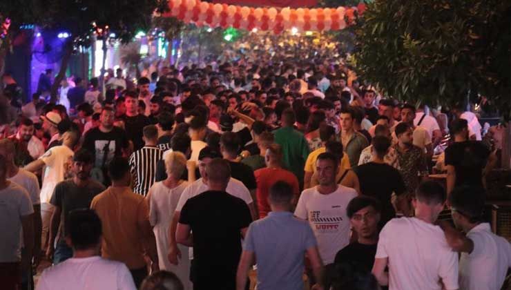 Alanya’da insan seli! Eğlence sokakları doldu taştı