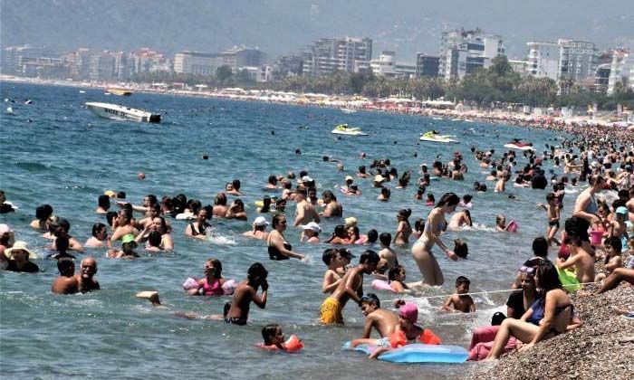 7 kilometre uzunluğa sahip Konyaaltı sahili doldu