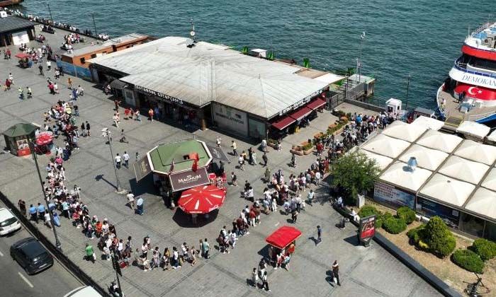 Eminönü’de vapur kuyruğu