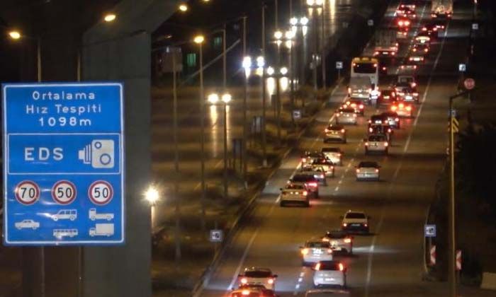 Tatilciler dönüşe geçti: 43 ilin geçiş güzergahında trafik yoğunluğu