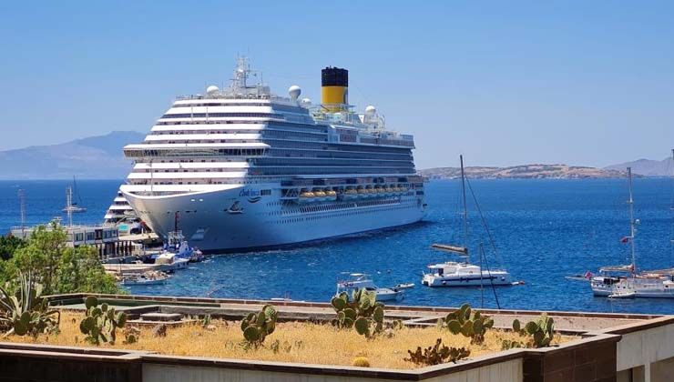 323 metre uzunluğundaki dev gemi, bir kez daha Bodrum’da