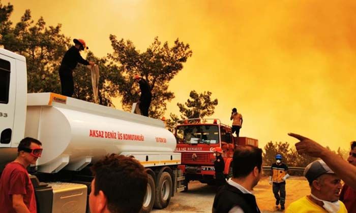 Muğla’daki yangına 18 helikopter ve 7 uçak ile müdahale ediliyor