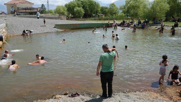 Tatili fırsat bilen vatandaşlar piknik alanlarına akın etti