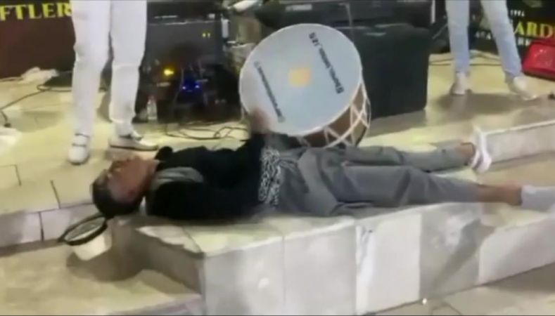 Davulcu müziğin ritmine kapıldı