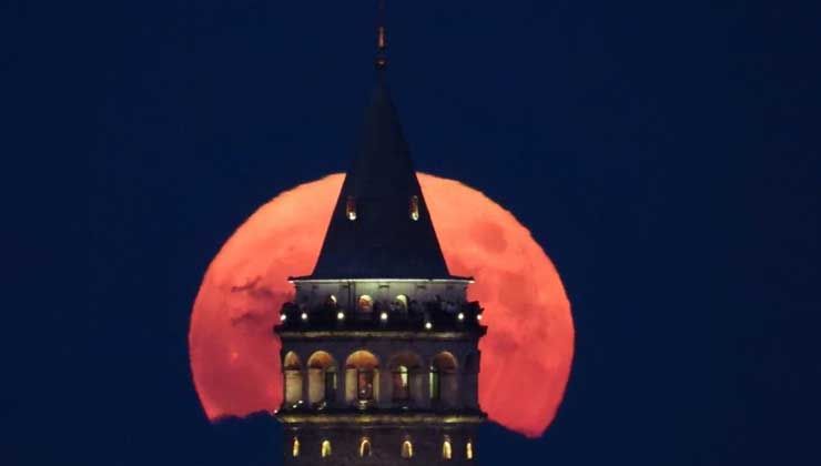 ‘Süper Ay’ Galata Kulesi’yle görsel şölen oluşturdu
