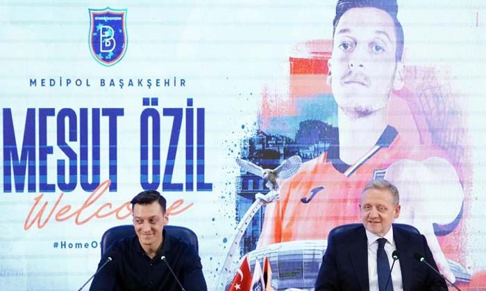 Mesut Özil, Başakşehir’e resmi imzayı attı