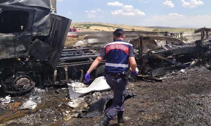 Antalya’da tır ve kamyon çarpıştı: 3 ölü, 1 yaralı