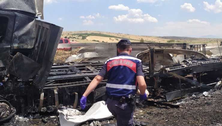 Korkunç kaza! Ortalık savaş alanına döndü: 3 ölü, 1 yaralı