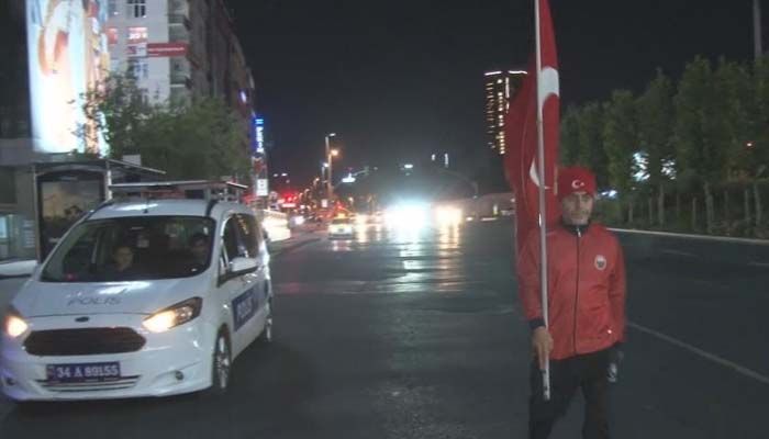 15 Temmuz Şehitleri anısına 8 saatlik yürüyüş: 15 Temmuz Şehitler Köprüsüne yürüdü