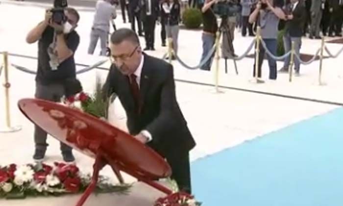 Cumhurbaşkanı Yardımcısı Oktay, 15 Temmuz Anıtı’na çelenk bıraktı