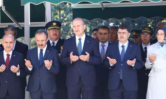 Bakan Soylu, Karşıyaka Mezarlığı’nda yer alan 15 Temmuz Şehitliğindeki anma törenine katıldı