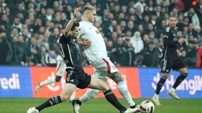 Beşiktaş kendi kalesine attığı golle Galatasaray'a kaybetti Beşiktaş kendi kalesine attığı golle Galatasaray'a kaybetti