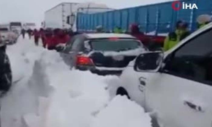 Arjantin-Şili sınırında kar esareti