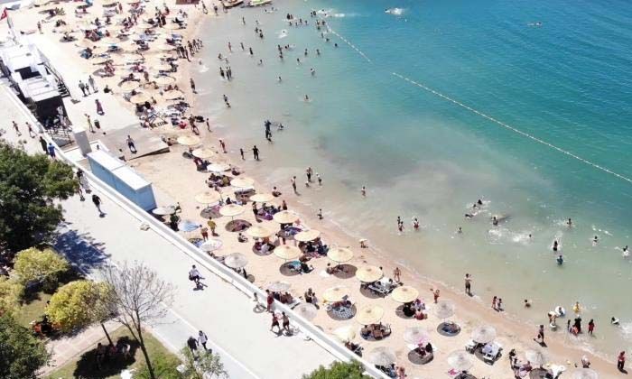 İstanbul’da termometreler 30 dereceyi gördü, Caddebostan plajı doldu taştı