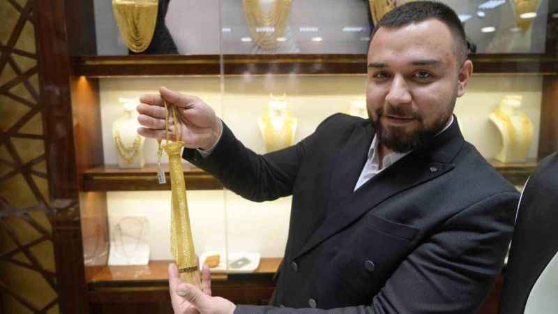Gaziantep’te kuyumcularda yeni trend: Altın kravat Gaziantep’te kuyumcularda yeni trend: Altın kravat