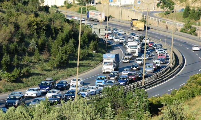 Tatilciler dönmeye başladı, İstanbul istikametinde trafik yoğunlaştı Tatilciler dönmeye başladı, İstanbul istikametinde trafik yoğunlaştı