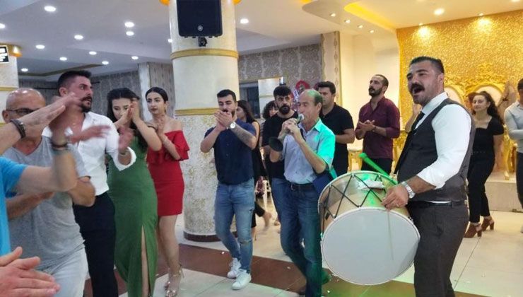 Kendi düğününde bir davulcu oldu bir zurnacı oldu