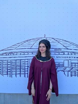 Alinda Ağa şimdi Sabancı Üniversitesi mezunu