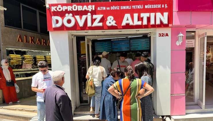 Gurbetçiler döviz bürolarında yoğunluk oluşturdu