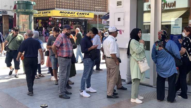 9 günlük Bayram tatili sonrası bankalarda kuyruk oluştu