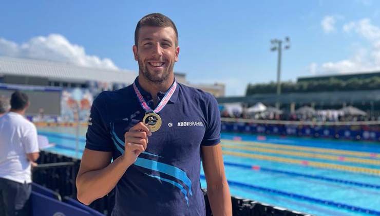 Abdi İbrahim’in ana sponsoru olduğu rekortmen milli yüzücü Emre Sakcı’dan