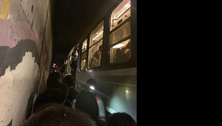 Tren seferleri aksayan Paris’te halk tünellerde mahsur kaldı