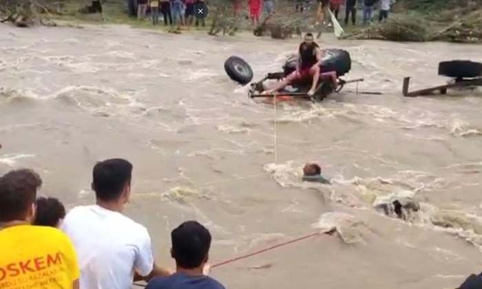 Ordu’da derede sürüklenen traktörde mahsur kalan sürücü halatla kurtarıldı Ordu’da derede sürüklenen traktörde mahsur kalan sürücü halatla kurtarıldı