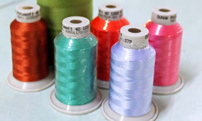 Ebru Nakış’ın rengarenk ürünleri Durak Tekstil iplikleriyle hayat buluyor