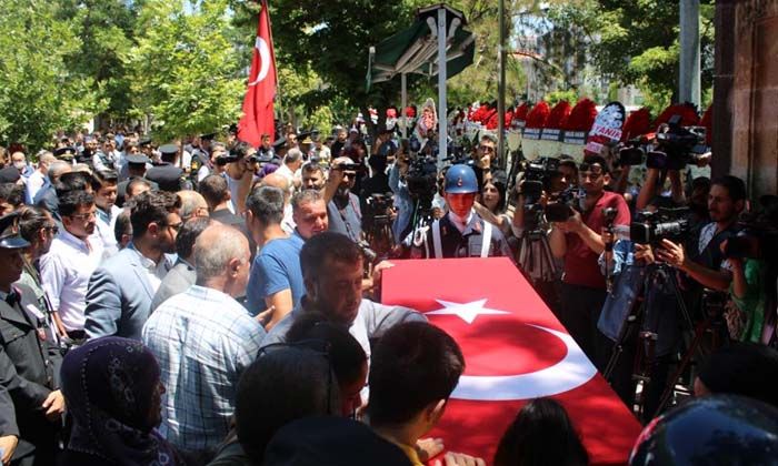 Şehit Uzman Çavuş Mustafa Bozkurt’u binlerce kişi uğurladı