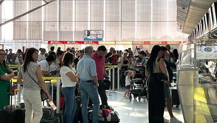 Almanya’da havaalanlarında kriz devam ediyor, yolcular uzun kuyruklar oluşturdu