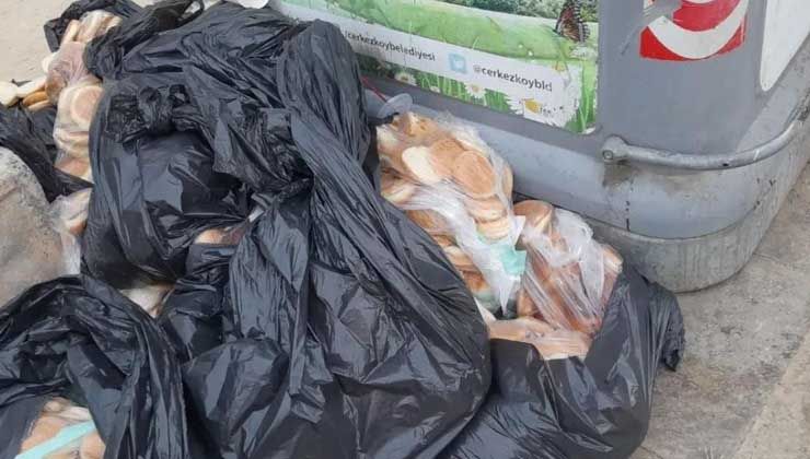 İsrafın böylesi: 15 poşet ekmeği çöpe attılar
