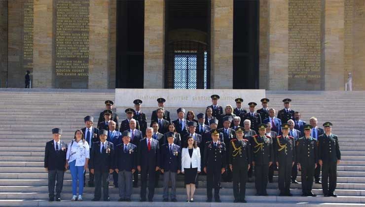 KKTC Büyükelçiliği çalışanları Barış ve Özgürlük Bayramı’nın 48’inci yılında Anıtkabir’de