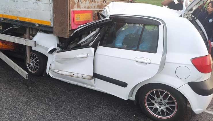 Tıra arkadan çarpan otomobil 2 genç kadına mezar oldu